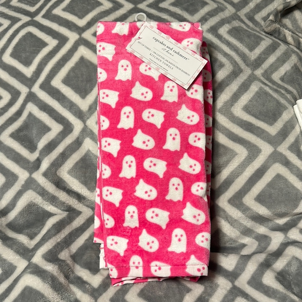 NWT Cupcakes and Cashmere Pink Ghost Kitchen Towels